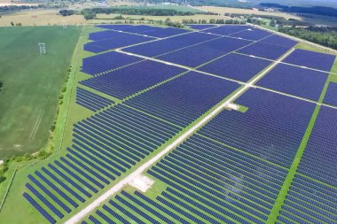 Güneş panelleri. Alternatif bir enerji kaynağı. Yenilenebilir enerji kaynağı.