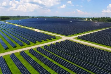 Güneş panelleri. Alternatif bir enerji kaynağı. Yenilenebilir enerji kaynağı.