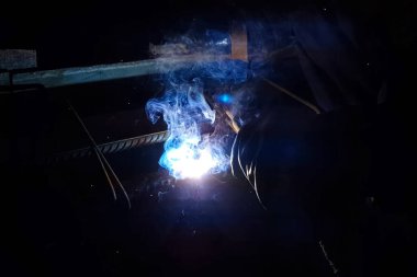 Çelik takviye kaynak. Kıvılcım ve ışık kaynak. Elektrikli kaynak.