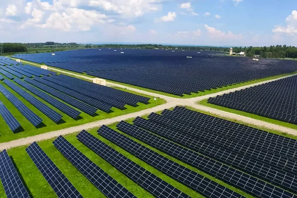 Güneş panelleri. Alternatif bir enerji kaynağı. Yenilenebilir enerji kaynağı.