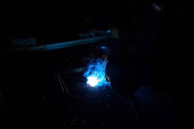 Çelik takviye kaynak. Kıvılcım ve ışık kaynak. Elektrikli kaynak.