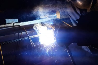 Çelik takviye kaynak. Kıvılcım ve ışık kaynak. Elektrikli kaynak.