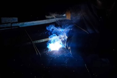 Çelik takviye kaynak. Kıvılcım ve ışık kaynak. Elektrikli kaynak.