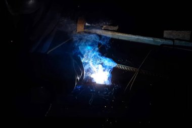 Çelik takviye kaynak. Kıvılcım ve ışık kaynak. Elektrikli kaynak.