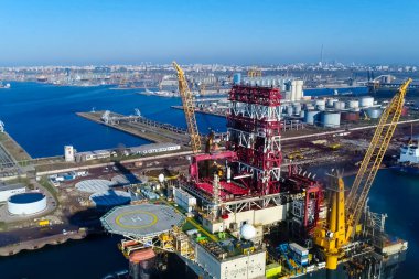 Bergen, Norveç - 27 Haziran 2014: Sondaj platformu Port. Petrol platformu çekme.