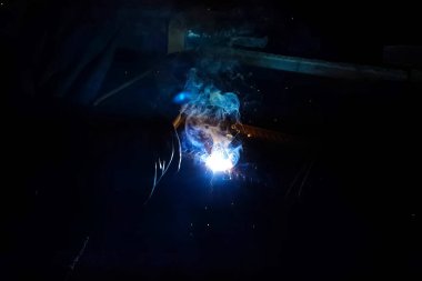 Çelik takviye kaynak. Kıvılcım ve ışık kaynak. Elektrikli kaynak.