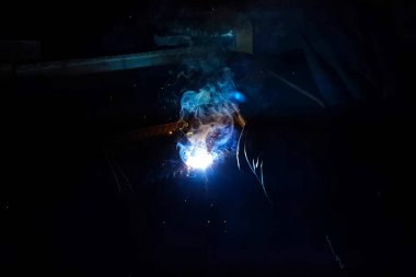 Çelik takviye kaynak. Kıvılcım ve ışık kaynak. Elektrikli kaynak.