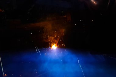 Çelik takviye kaynak. Kıvılcım ve ışık kaynak. Elektrikli kaynak.