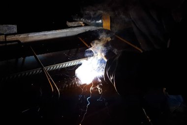 Çelik takviye kaynak. Kıvılcım ve ışık kaynak. Elektrikli kaynak.