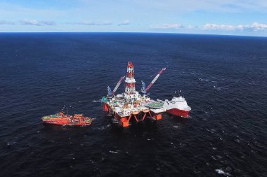 Denizde petrol offshore platformu. Raf üzerinde petrol çıkarımı.