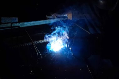 Çelik takviye kaynak. Kıvılcım ve ışık kaynak. Elektrikli kaynak.