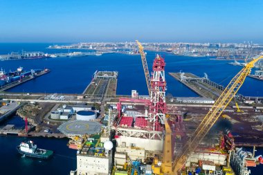 Bergen, Norveç - 27 Haziran 2014: Sondaj platformu Port. Petrol platformu çekme.