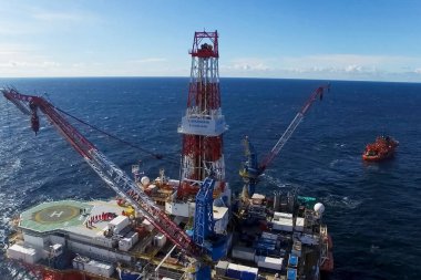 Denizde petrol offshore platformu. Raf üzerinde petrol çıkarımı.