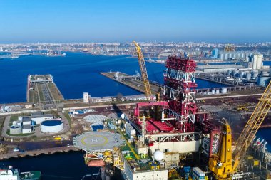 Bergen, Norveç - 27 Haziran 2014: Sondaj platformu Port. Petrol platformu çekme.