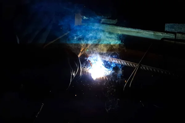 鉄筋の溶接 火花や溶接の光 電気溶接 — ストック写真