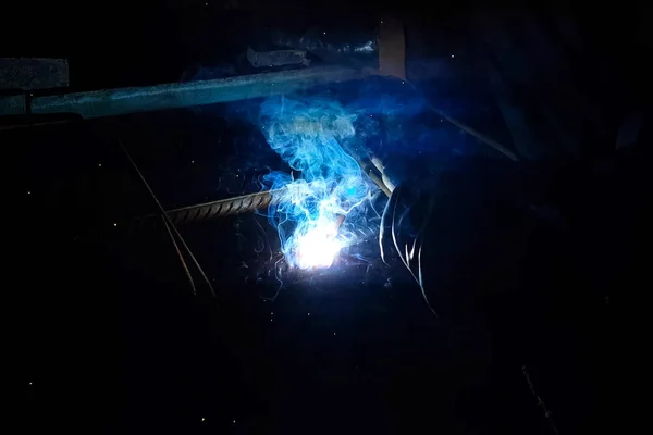 钢筋焊接 火花和焊接光 — 图库照片