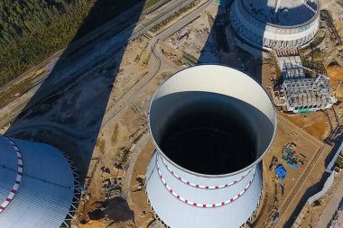 İnşaat halindeki bir nükleer santralin hava araştırması. Bir elektrik santrali kurmak ve inşa etmek. Nükleer güç..