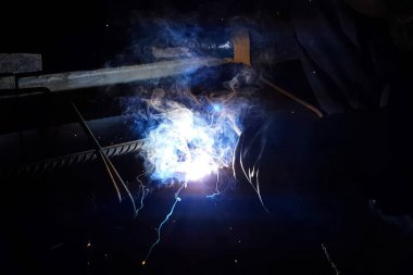 Çelik takviye kaynak. Kıvılcım ve ışık kaynak. Elektrikli kaynak.