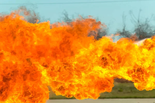 火焰喷射器发出的火焰舌头 火灾的背景 — 图库照片