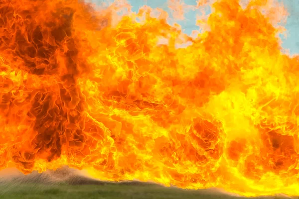 火炎放射器から炎の舌 火災の背景 — ストック写真