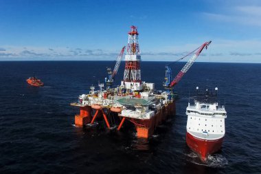 Denizde petrol offshore platformu. Raf üzerinde petrol çıkarımı.