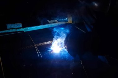 Çelik takviye kaynak. Kıvılcım ve ışık kaynak. Elektrikli kaynak.