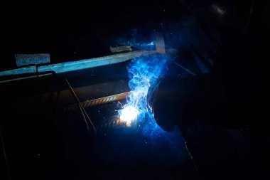 Çelik takviye kaynak. Kıvılcım ve ışık kaynak. Elektrikli kaynak.