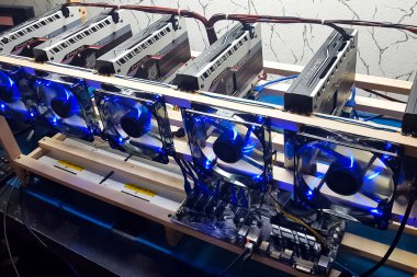 Arkhangelsk, Rusya - 27 Aralık 2017: Araştırma grubu birkaç video kartları. Çiftlik evde madencilik.