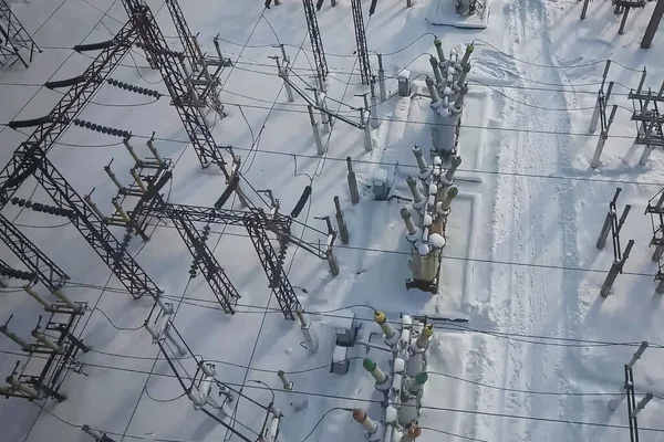 Kışın karda elektrik trafo merkezi. Yüksek gerilim kabloları
