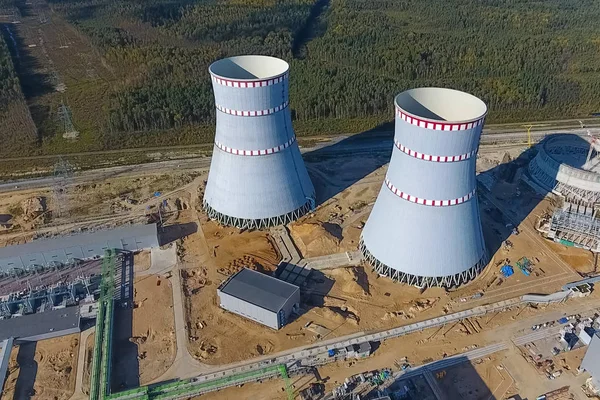 İnşaat halindeki bir nükleer santralin hava araştırması. Bir elektrik santrali kurmak ve inşa etmek. Nükleer güç..