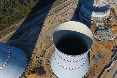 İnşaat halindeki bir nükleer santralin hava araştırması. Bir elektrik santrali kurmak ve inşa etmek. Nükleer güç..