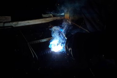 Çelik takviye kaynak. Kıvılcım ve ışık kaynak. Elektrikli kaynak.