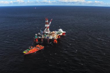 Denizde petrol offshore platformu. Raf üzerinde petrol çıkarımı.