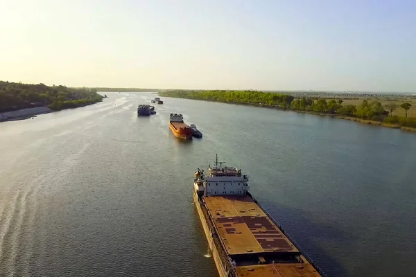 Een Lading Aak Zweeft Langs Rivier Vrachtschip — Stockfoto