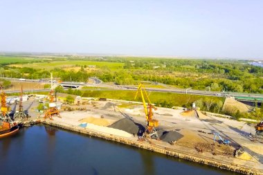 Nehir bağlantı noktası kargo. Kule vinç Port