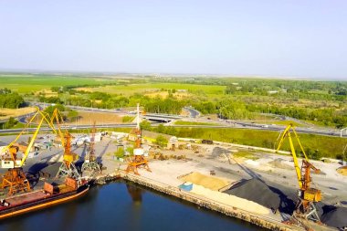 Nehir bağlantı noktası kargo. Kule vinç Port