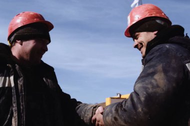 Irkutsk, Rusya Federasyonu - 24 Şubat 2017: İki Oluşturucu arazinizi birbirlerine karşıladı. Çalışma tebrik.