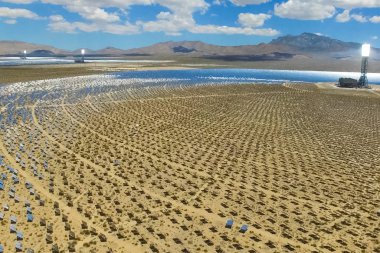 Güneş panelleri. Güneş panelleri güneş enerjisi alternatif enerji kaynağı olduğunu.