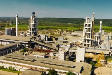 Çimento Fabrikası Panoraması. Büyük çimento fabrikası. Çimento Fabrikası Endüstriyel ölçekte üretim.