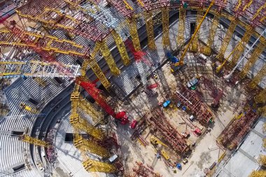 Moskova, Rusya - 12 Mayıs 2018: Donanımları, stadyum inşaatı için. Kule vinç ve inşaat makinaları. Stadyum inşaatı.