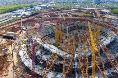 Moskova, Rusya - 12 Mayıs 2018: Donanımları, stadyum inşaatı için. Kule vinç ve inşaat makinaları. Stadyum inşaatı.