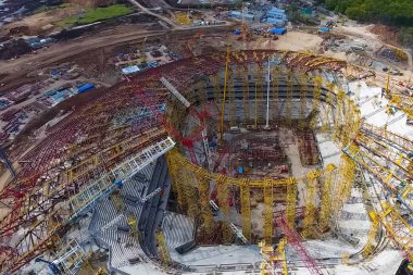 Moskova, Rusya - 12 Mayıs 2018: Donanımları, stadyum inşaatı için. Kule vinç ve inşaat makinaları. Stadyum inşaatı.