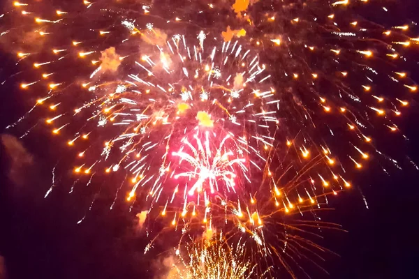 Праздничный Салют Ночном Небе Взрывы Фейерверков — стоковое фото