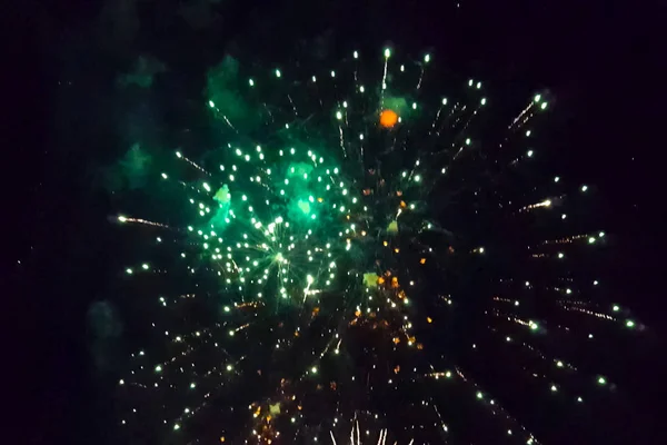 Festlicher Gruß Den Nachthimmel Feuerwerkskörper Explodiert — Stockfoto