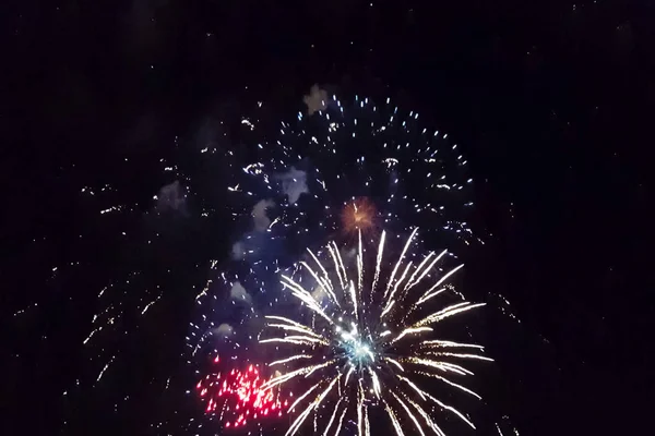 Saudação Festiva Céu Noturno Explosões Fogos Artifício — Fotografia de Stock