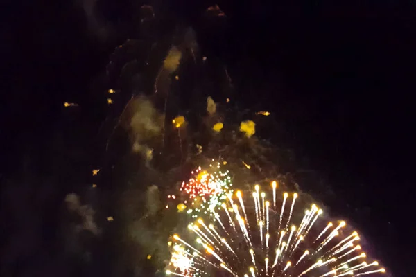 Εορταστική Χαιρετισμό Στον Νυχτερινό Ουρανό Εκρήξεις Πυροτεχνημάτων — Φωτογραφία Αρχείου