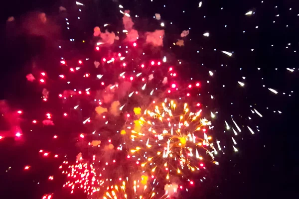 Saudação Festiva Céu Noturno Explosões Fogos Artifício — Fotografia de Stock