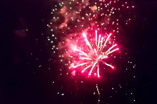 Saluto Festivo Nel Cielo Notturno Esplosioni Fuochi Artificio — Foto Stock