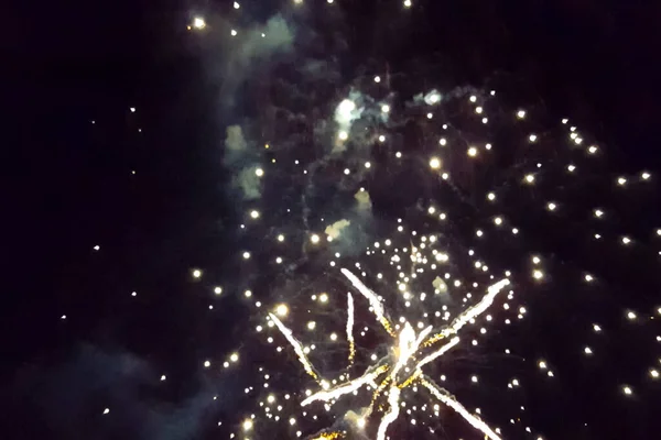 夜空にお祝い敬礼 花火の爆発 — ストック写真