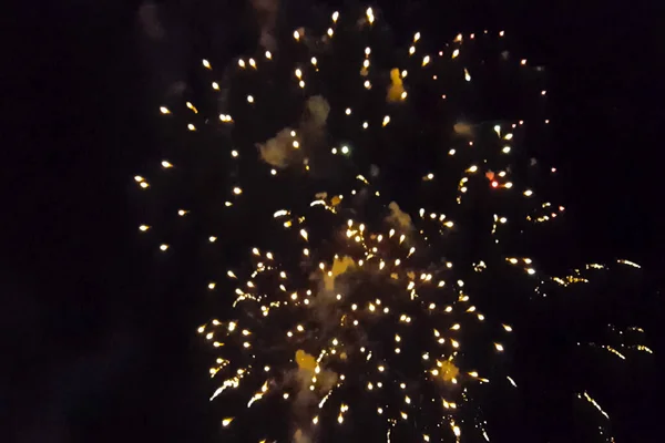 Saludo Festivo Cielo Nocturno Explosiones Fuegos Artificiales —  Fotos de Stock